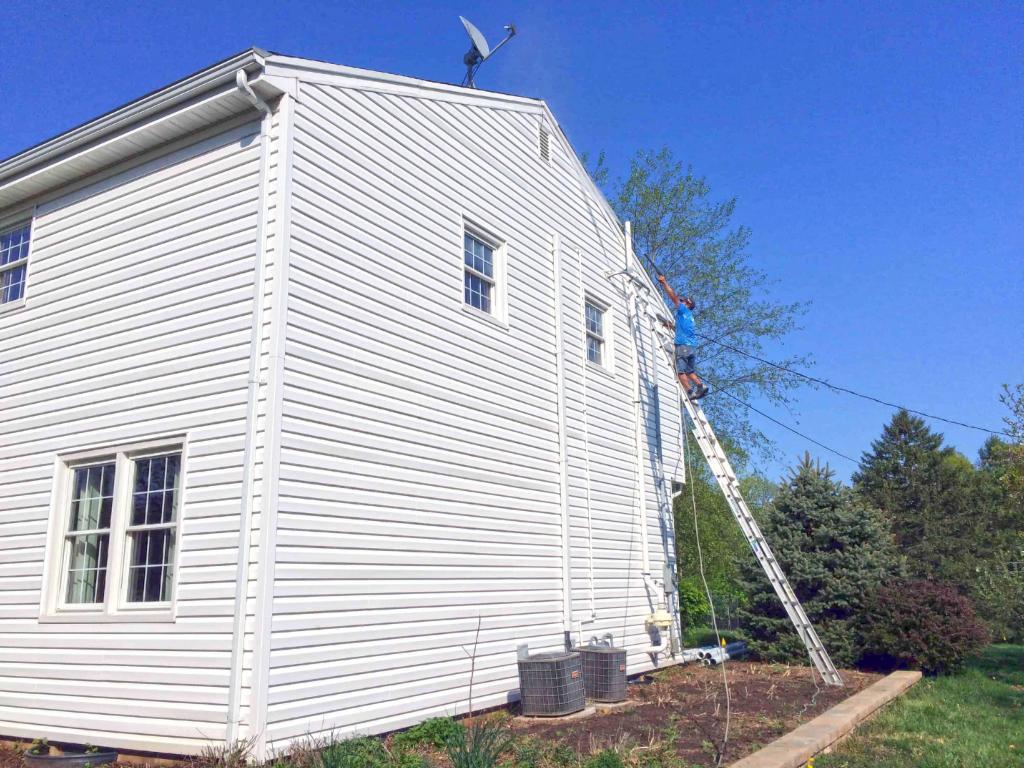 73506-full-view-employee-ladder-power-washing