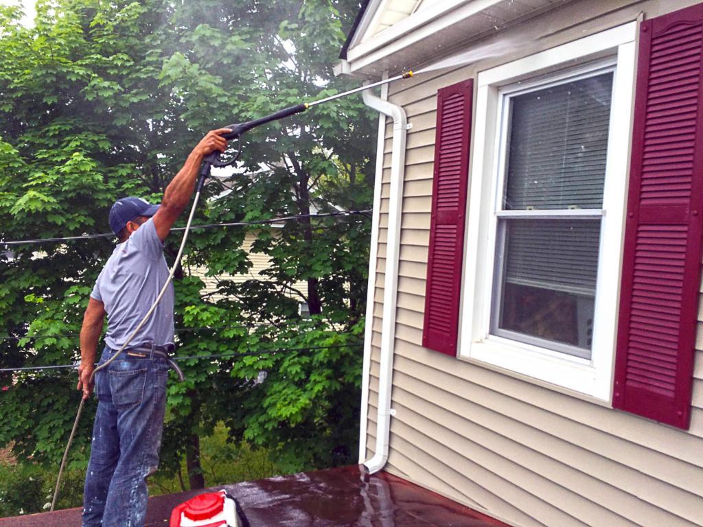 74105-process-power-washing-siding-front