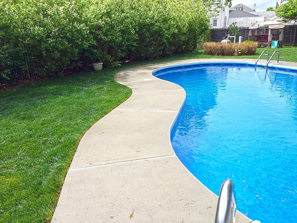 74106-left-side-view-pool-walkway-after-power-washing