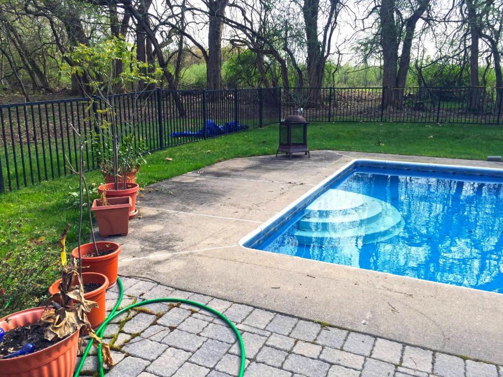 74701-before-power-washing-pool-step-entrance
