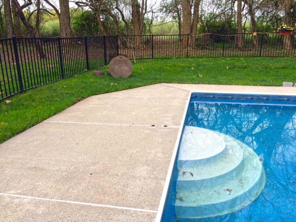 74702-after-power-washing-pool-step-area
