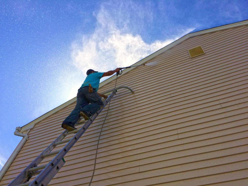 75602-process-power-washing-vinyl-siding-employee-on-top-ladder