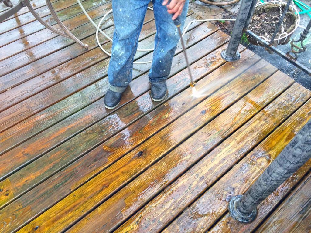 75801-Power-washing-deck-process-clean-vs-mold-dirt